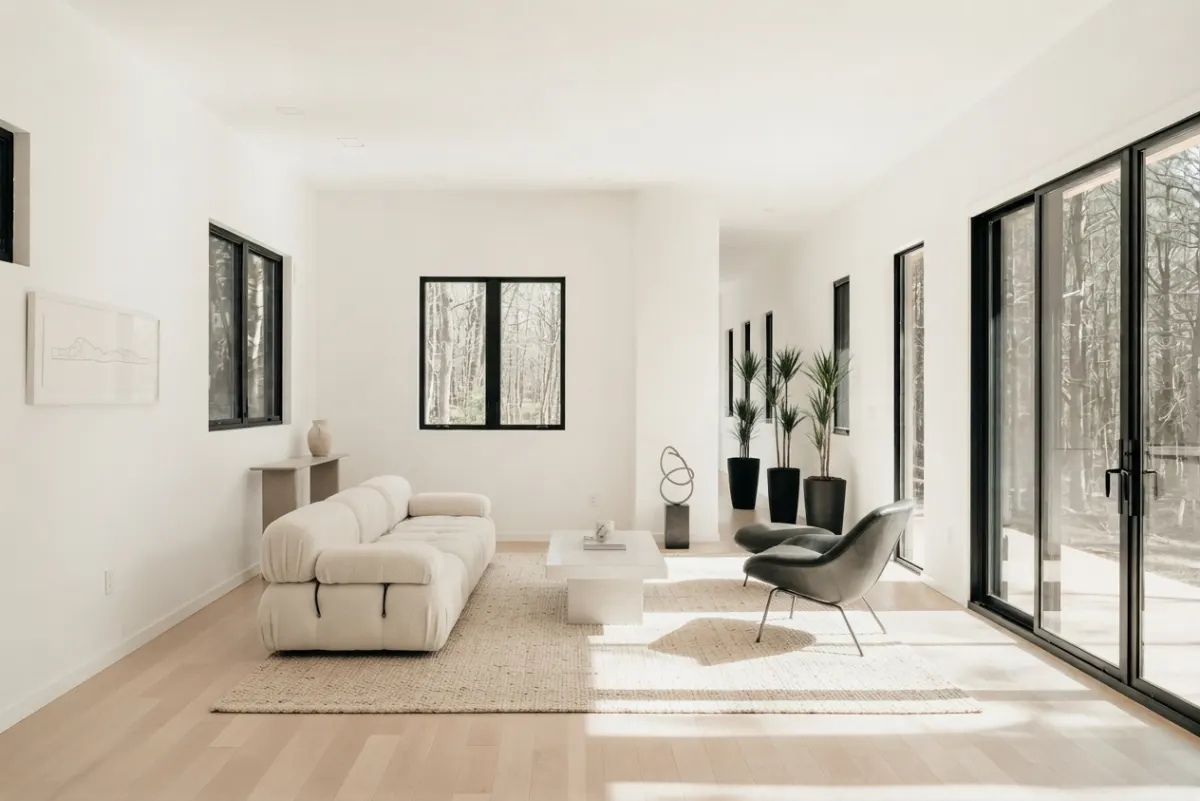 An empty room before and after virtual staging.